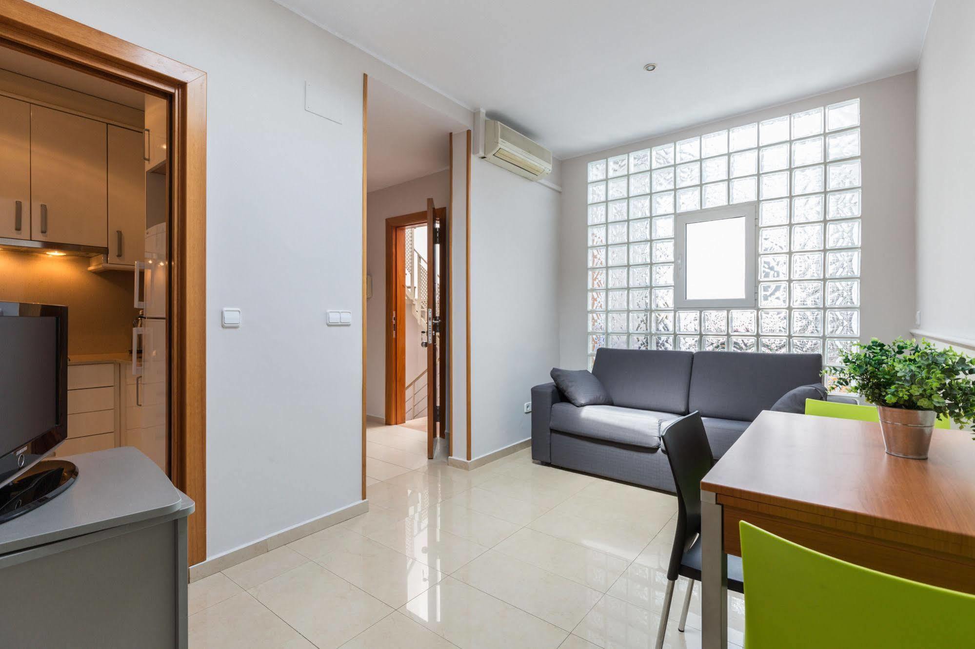 Lodging Apartments City Center-Eixample Barcelona Bagian luar foto